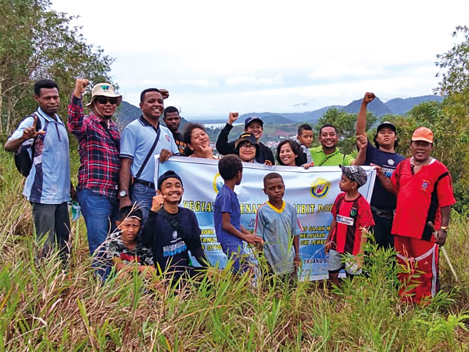 Paulus Mandibondibo planting trees with the Organda community.